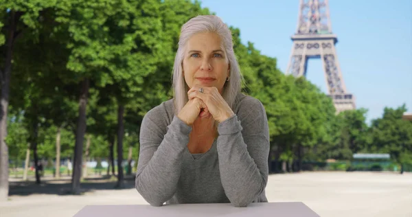 Anziana Donna Caucasica Seduta Fissare Seriamente Vicino Alla Torre Eiffel — Foto Stock