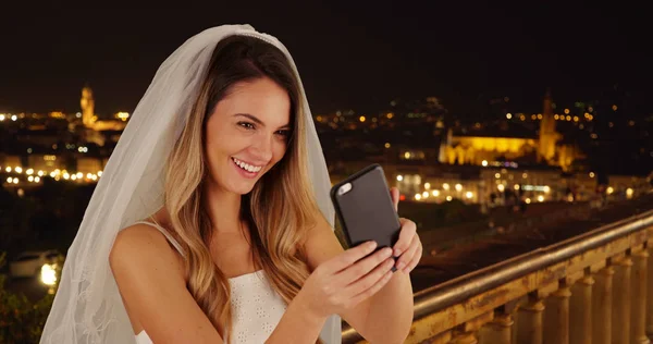 Radosny Narzeczona Biorąc Zabawy Selfie Florencji Pięknej Nocy — Zdjęcie stockowe