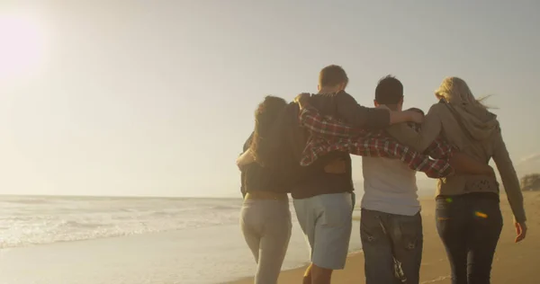 Grupo Amigos Caminando Juntos Por Orilla — Foto de Stock