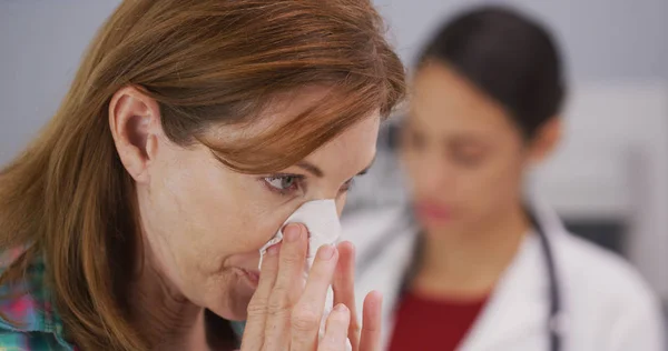 Aantrekkelijke Medio Abejaarde Patiënt Waait Neus Papieren Zakdoekje — Stockfoto