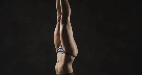 Joven Mujer Asiática Practicando Yoga Equilibrio Corporal — Foto de Stock