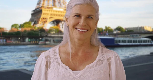 Ritratto Casuale Una Donna Anziana Pensione Carina Parigi Che Ride — Foto Stock