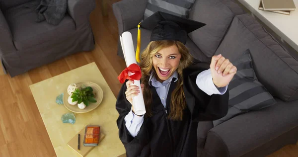 Vrouwelijke Afgestudeerde Vieren Met Diploma — Stockfoto