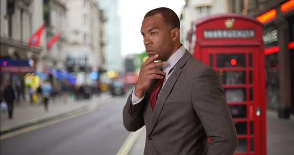 Young Black Businessman Traveling London Takes Look City — Stock Photo, Image