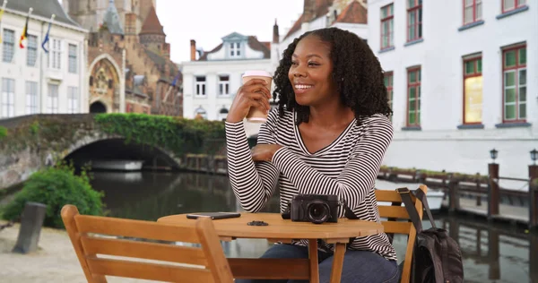 Niedliche Schwarze Frau Sitzt Tisch Und Trinkt Eine Tasse Kaffee — Stockfoto