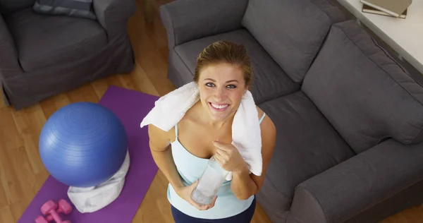 Mujer Joven Feliz Sonriendo Después Hacer Ejercicio — Foto de Stock