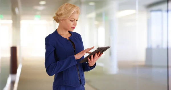 Exitosa Mujer Negocios Utilizando Dispositivo Pantalla Táctil Estudio Con Copyspace —  Fotos de Stock