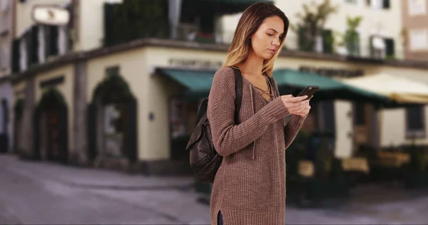 Kaukasische Vrouw Zwerven Neer Dorpsstraat Europa — Stockfoto