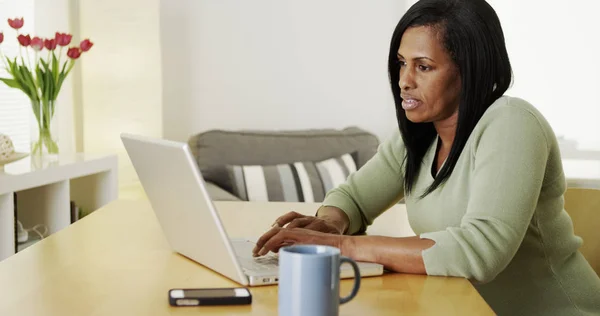 Anziani Nero Donna Digitando Computer Portatile — Foto Stock