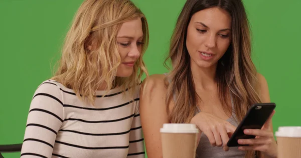 Paar Hübscher Weißer Frauen Café Das Smartphone Auf Grünem Bildschirm — Stockfoto
