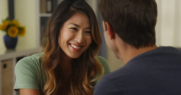 Japonesa Mujer Sonriendo Hablando Con Novio — Foto de Stock