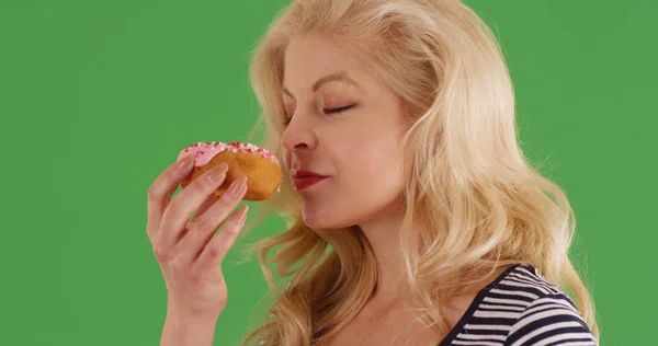 Очаровательная Белая Женщина Пахнущая Вкусным Пончиком Зеленом Экране — стоковое фото