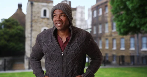 Young African Male Traveling England Chilly Morning — Stock Photo, Image