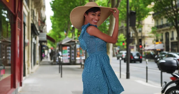 Energische Schwarze Frau Vergnügt Sich Auf Dem Bürgersteig Paris — Stockfoto