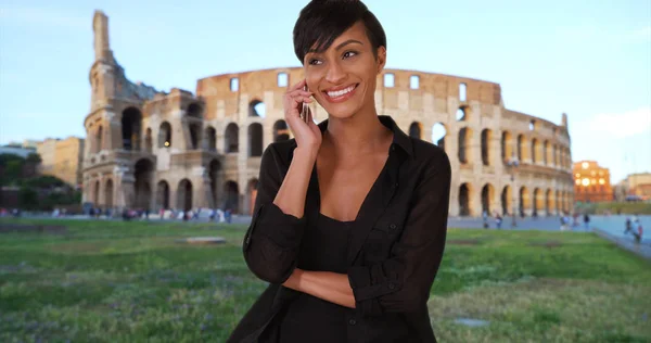 Mulher Africana Férias Roma Falando Smartphone Perto Coliseu — Fotografia de Stock