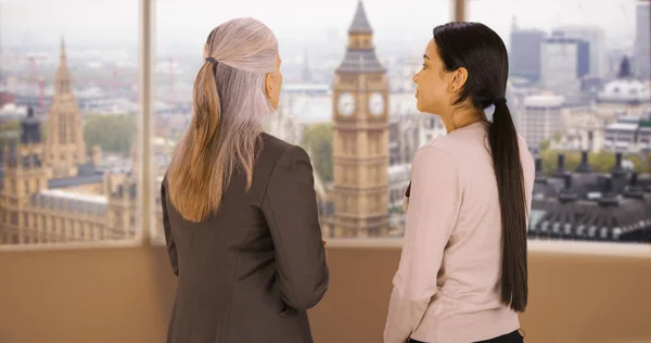 Twee Zakenvrouw Praten Werk Hun Kantoor Londen — Stockfoto