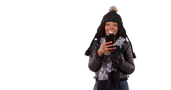 Söt Svart Kvinna Pratar Och Tar Selfie Med Mobil Enhet — Stockfoto