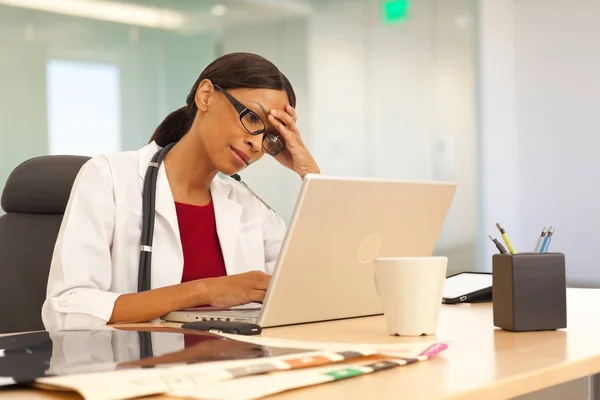 Stressé Jeune Femme Médecin Utilisant Ordinateur Portable Travail — Photo