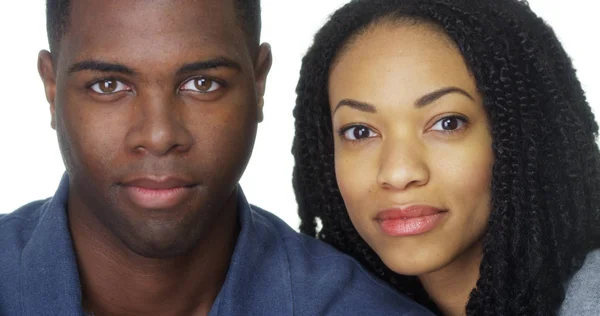 Aantrekkelijke Afrikaanse Amerikaanse Echtpaar Voor Witte Achtergrond — Stockfoto