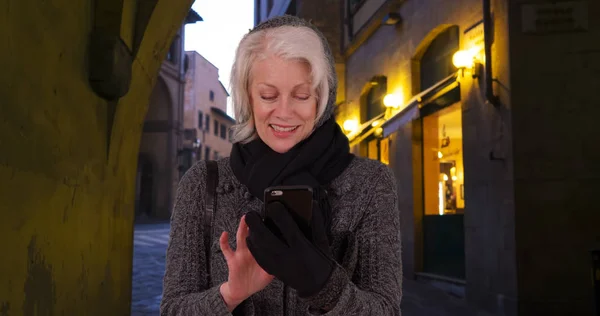 Turista Senior Florencia Usando Smartphone Por Noche Sonriendo — Foto de Stock