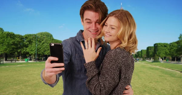 Знову Займаються Пари Прийняття Selfie Перед Ейфелевою Вежею Посміхаючись — стокове фото