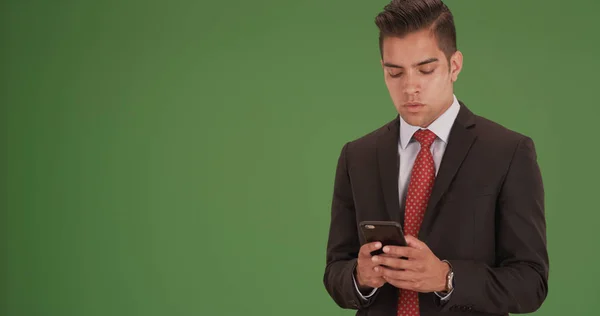Hispanic Duizendjarige Business Man Texting Telefoon Groen Scherm — Stockfoto