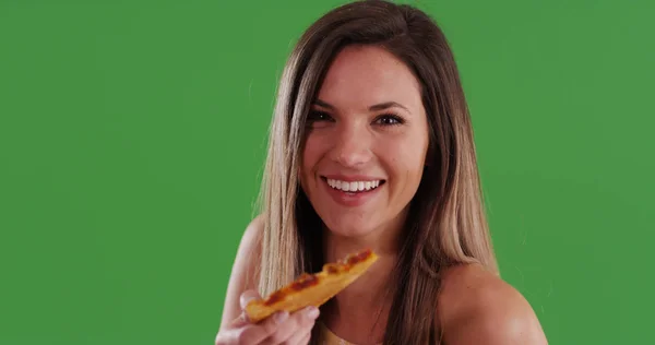 Feliz Chica Milenaria Con Rebanada Pizza Sonriendo Cámara Pantalla Verde — Foto de Stock