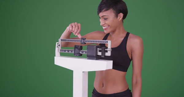 健康的年轻黑人妇女高兴减肥在绿色屏幕上 — 图库照片