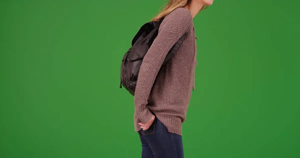 Perfil Torso Branco Menina Milenar Usando Mochila Tela Verde — Fotografia de Stock