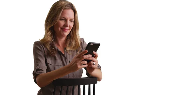 Mujer Caucásica Mediana Edad Mirando Fotos Teléfono Inteligente Sentado Silla — Foto de Stock