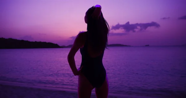 一个西班牙女孩在加勒比海海滩上的紫色日落时摆姿势 — 图库照片