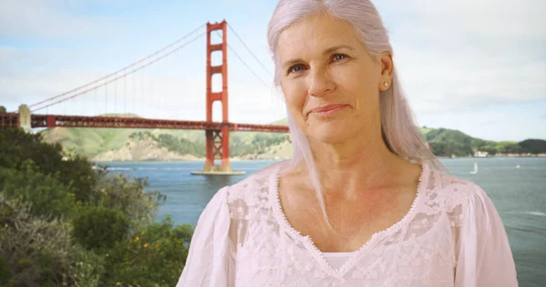 一位上了年纪的女士在金门大桥上欣赏风景 — 图库照片