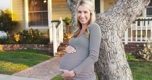 Piękne Kobiety Ciąży Stojąc Przed Domem — Zdjęcie stockowe