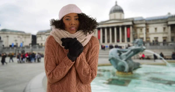 Afro Americano Mulher Turista Tentando Ficar Quente Frio Londres Tempo — Fotografia de Stock