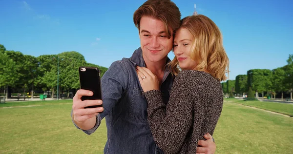 Pareja Recién Comprometida Tomando Una Selfie Frente Torre Eiffel Sonriendo — Foto de Stock