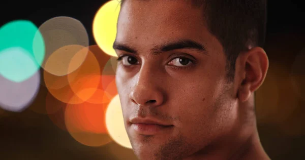 Close Retrato Hispânico Millennial Homem Olhando Para Câmera Noite — Fotografia de Stock