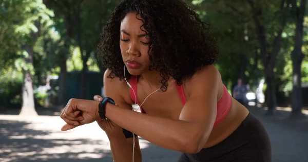 Afrikai Amerikai Futó Ellenőrzés Található Fitness Tracker Míg Kocogás Parkban — Stock Fotó
