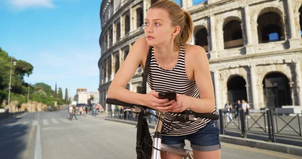 Menina Muito Caucasiana Com Sua Bicicleta Mensagens Texto Smartphone Roma — Fotografia de Stock