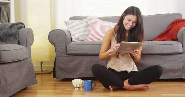 Adolescente Feliz Usando Tablet — Fotografia de Stock