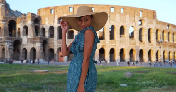 Femme Afro Américaine Voyage Dansant Devant Colisée Rome — Photo