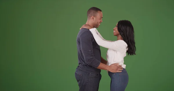 Jovem Casal Negro Compartilhando Momento Íntimo Tela Verde — Fotografia de Stock