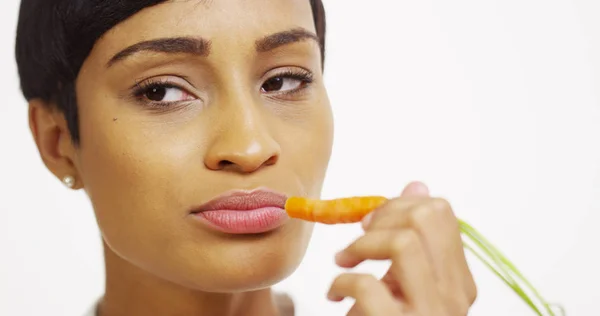 Close Mulher Negra Comendo Cenoura Fundo Branco — Fotografia de Stock