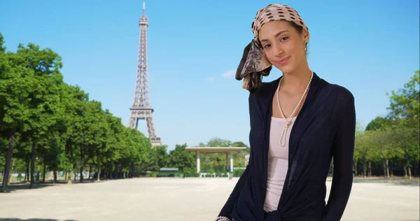 Mulher Latina Bonita Vestida Pérolas Fica Perto Torre Eiffel Sorrindo — Fotografia de Stock