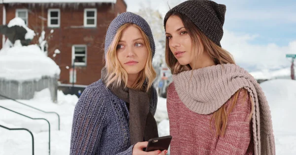 Dos Chicas Vestidas Para Invierno Usando Smartphone Afuera Barrio Nevado — Foto de Stock