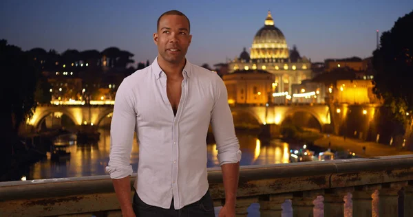 Bonito Homem Negro Viajando Itália Diverte Enquanto Passeia Roma — Fotografia de Stock