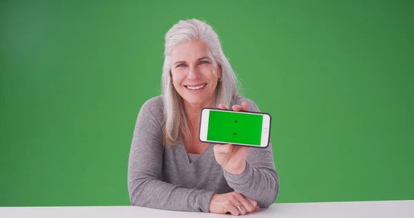 Okouzlující Zralé Bílé Lady Ukazující Mobil Kamery Greenscreen — Stock fotografie