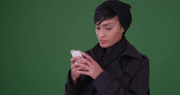 Mujer Moda Abrigo Negro Mensajes Texto Teléfono Celular Pantalla Verde — Foto de Stock