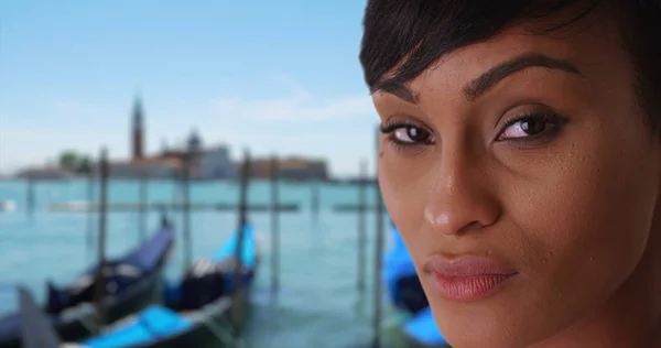 Misteriosa Mujer Africana Mirando Seriamente Cámara Venecia Cerca Costa —  Fotos de Stock