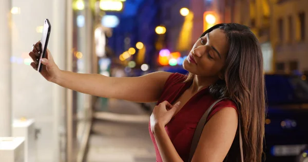 Sexy Joven Latina Sonriente Ciudad Tomando Una Selfie — Foto de Stock