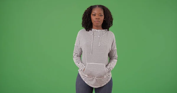 Jovem Mulher Afro Americana Casual Vestindo Mulher Com Capuz Posando — Fotografia de Stock